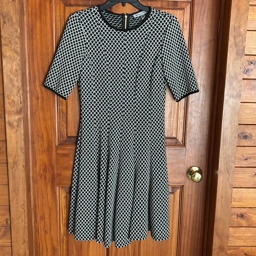Cute dress for wedding or just casual size 4 Danny and Nicole mostly polyester